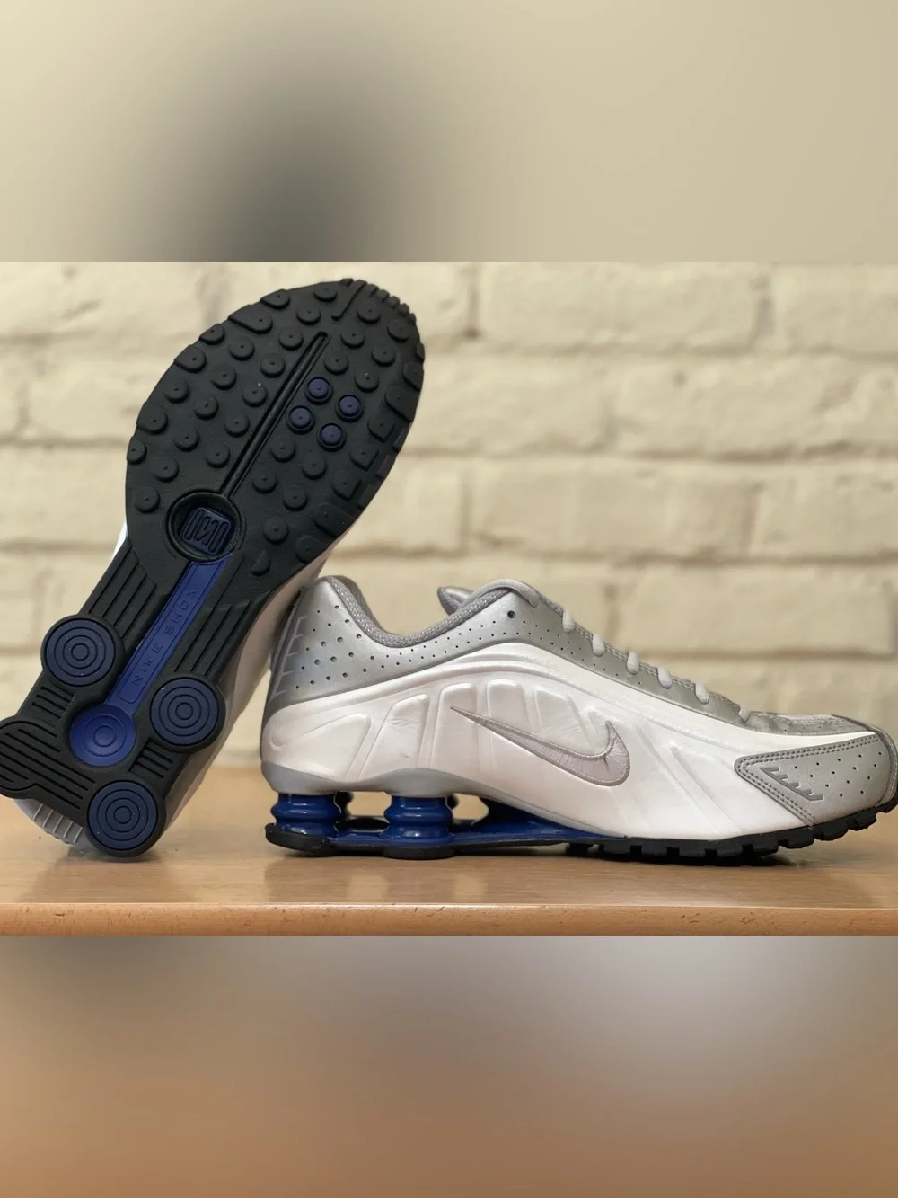 Nike Shox R4 White Metallic Silver Deep Royal Blue HQ1988-102 Men Size 11 Shoes